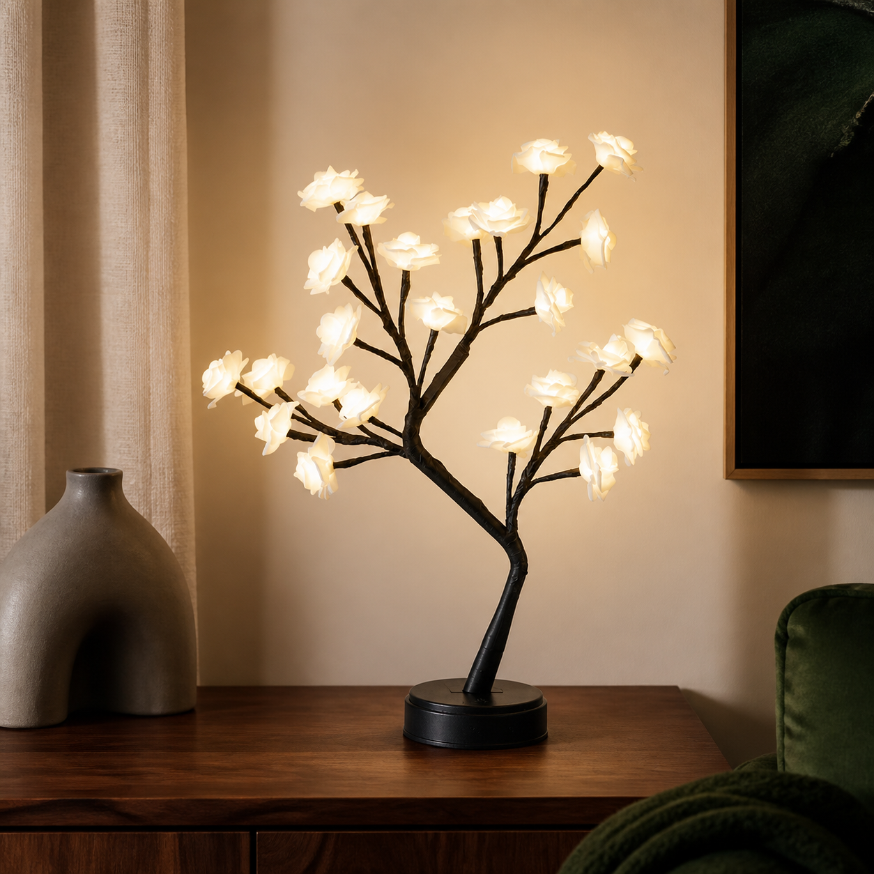 Arbre lumineux à roses LED blanches dans un salon élégant