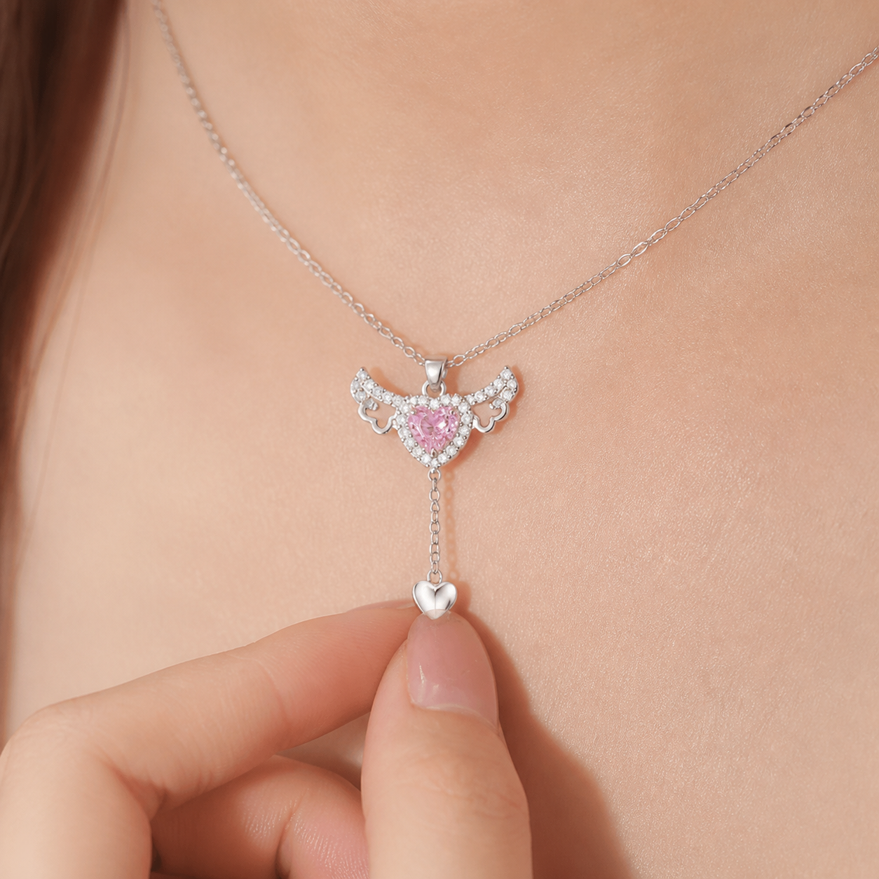 Détail des ailes mobiles du collier cœur