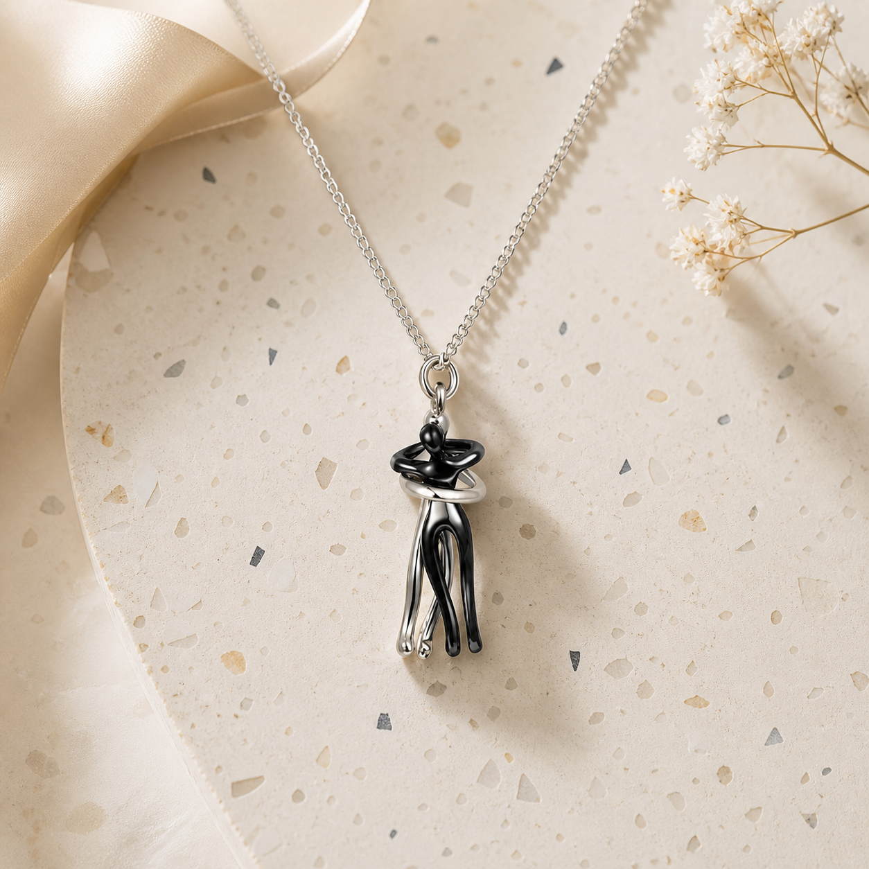 collier Étreinte pendentif couple Olvyra – Blanc et noir