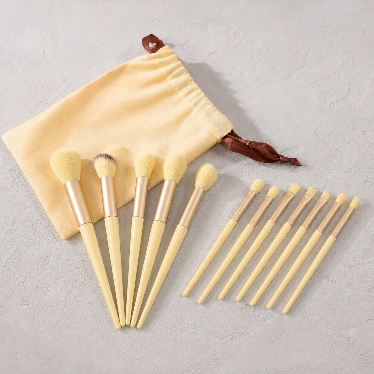 Set de 13 pinceaux de maquillage avec pochette