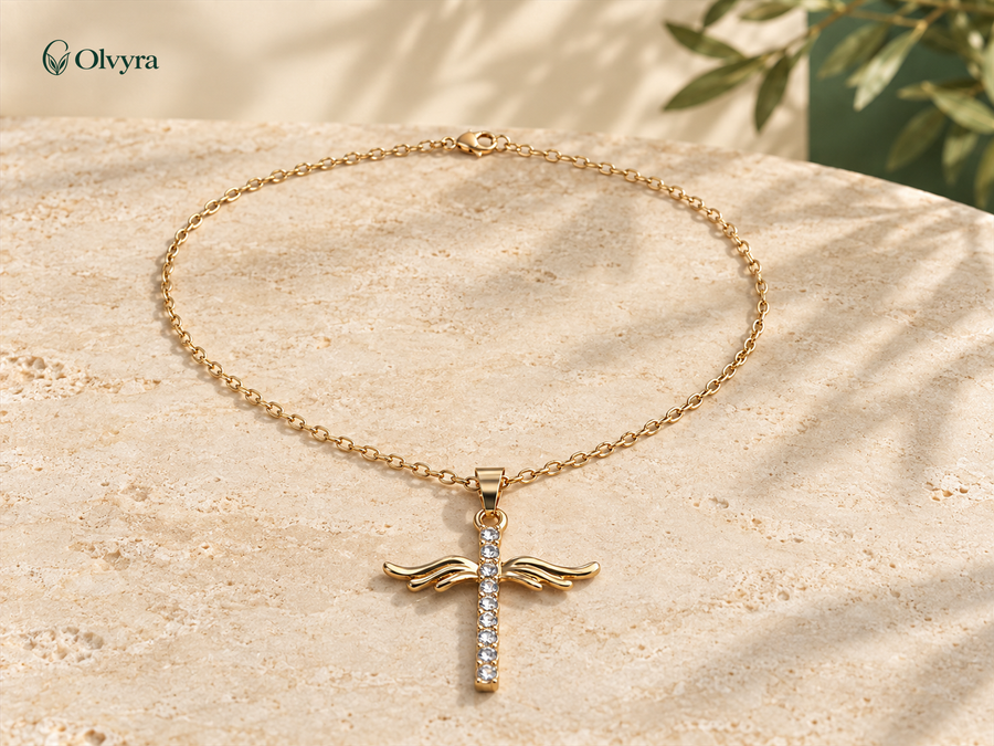 Collier croix sertie et ailes d’ange Olvyra — Doré.