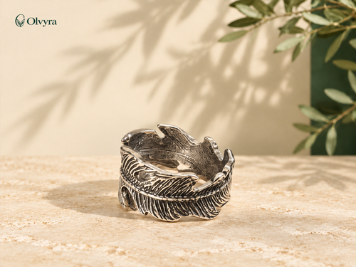Bague feuille ajustable Olvyra — Feuille large argentée.