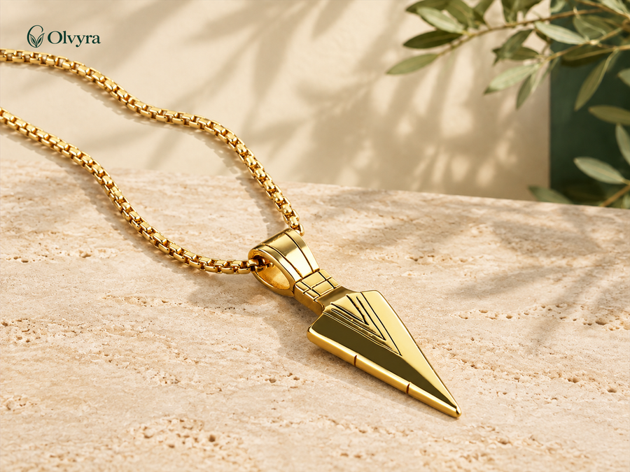 Collier pendentif lance en acier Olvyra — Doré poli.
