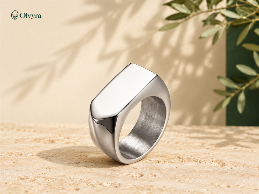 Bague chevalière carrée en acier Olvyra — Argenté.