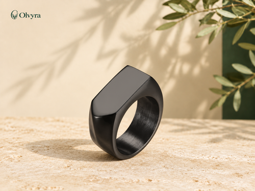 Bague chevalière carrée en acier Olvyra — Noir.