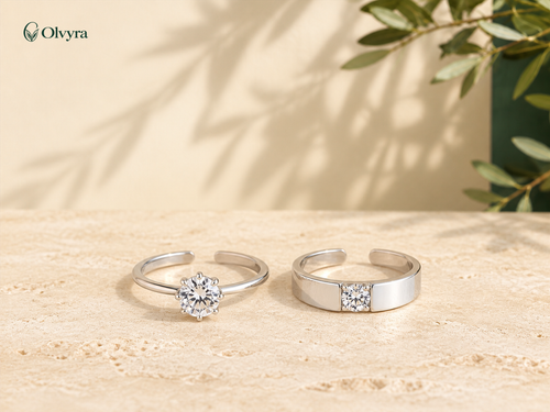 Bague ajustable sertie Olvyra — Deux modèles présentés séparément.