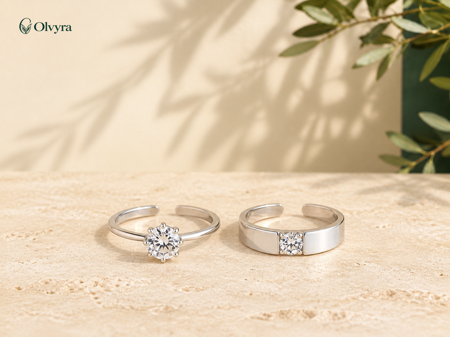 Bague ajustable sertie Olvyra — Deux modèles présentés séparément.