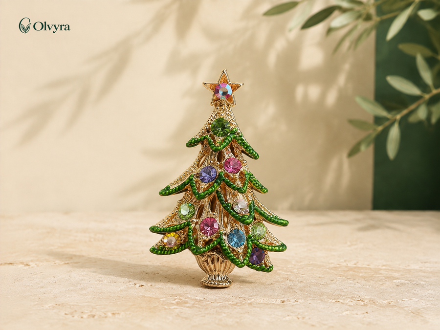 Broche sapin rétro sertie Olvyra — Doré — émail vert multicolore.