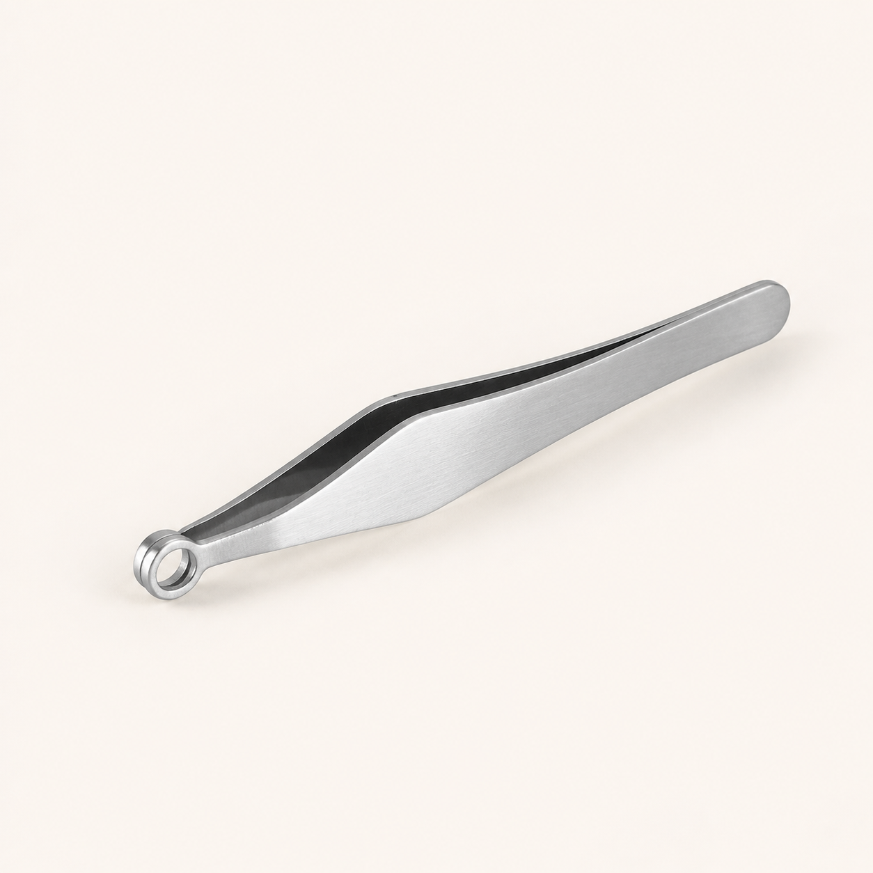 Pince-coupe manuelle pour poils du nez – vue 1 — Manual Rounded-Tip Nose-Hair Trimmer – view 1