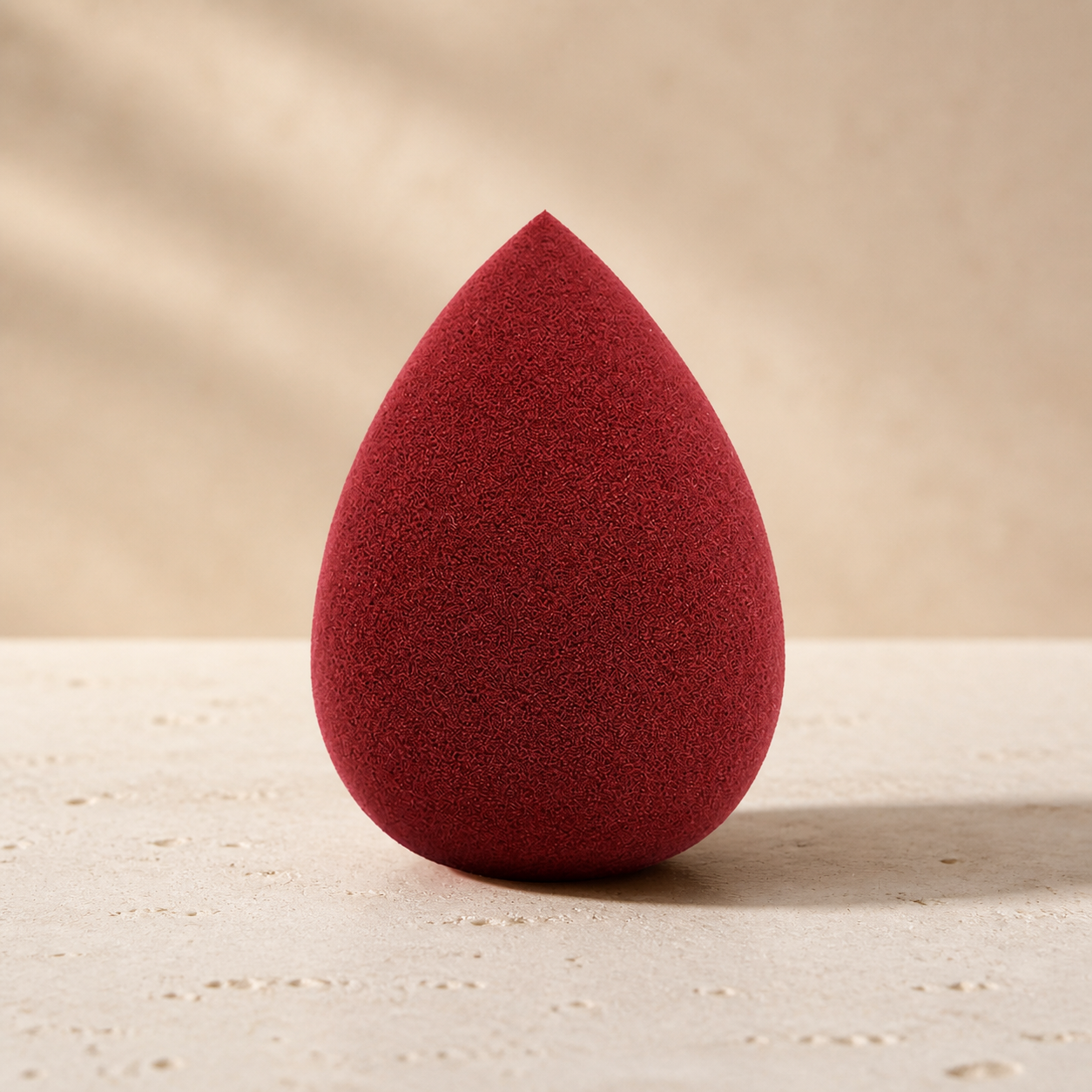 Éponge de maquillage bordeaux — Wine-red makeup sponge