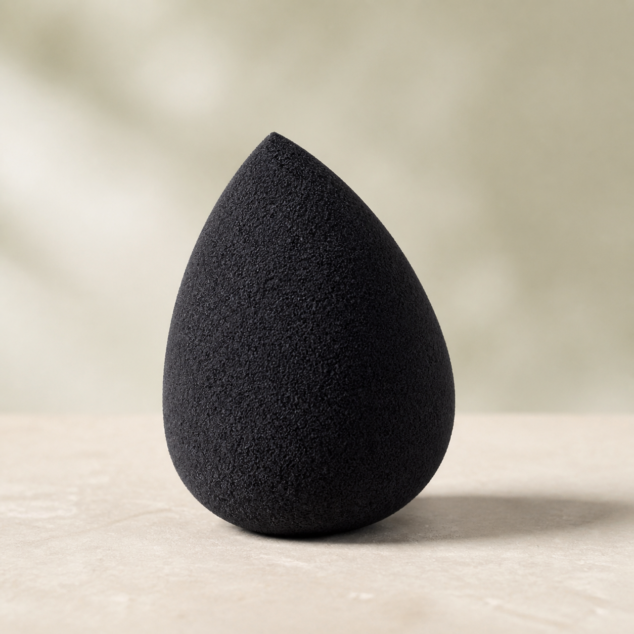 Éponge de maquillage noire — Black makeup sponge