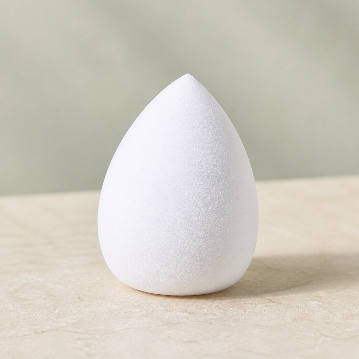 Éponge de maquillage blanche — White makeup sponge