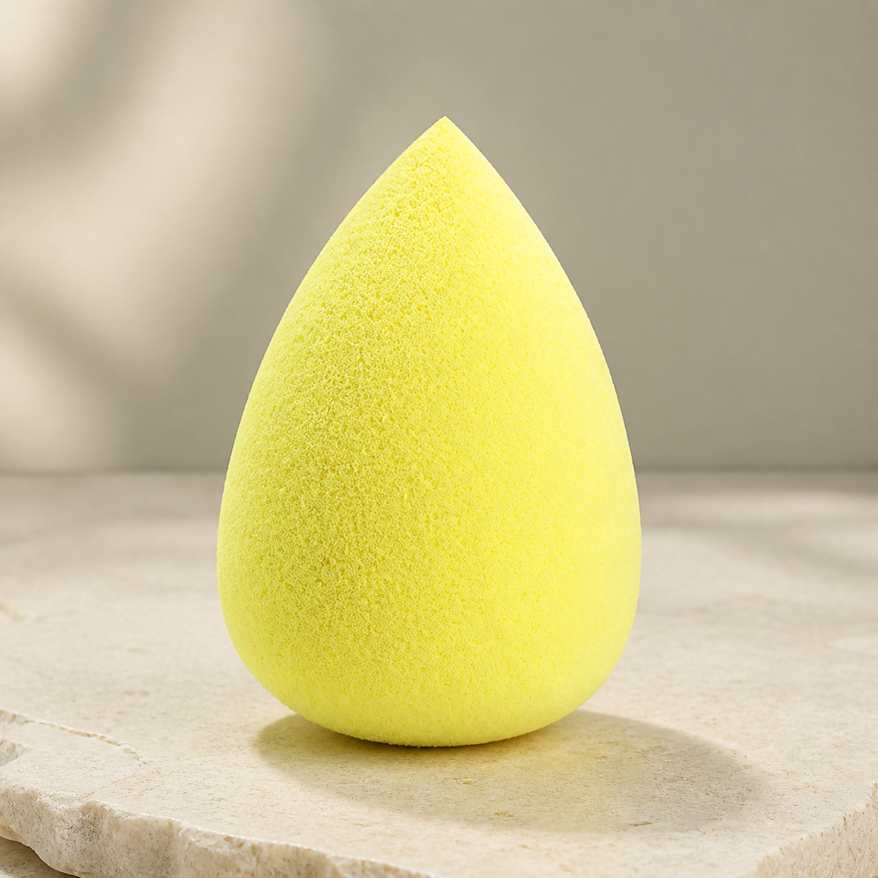 Éponge de maquillage jaune citron — Lemon-yellow makeup sponge