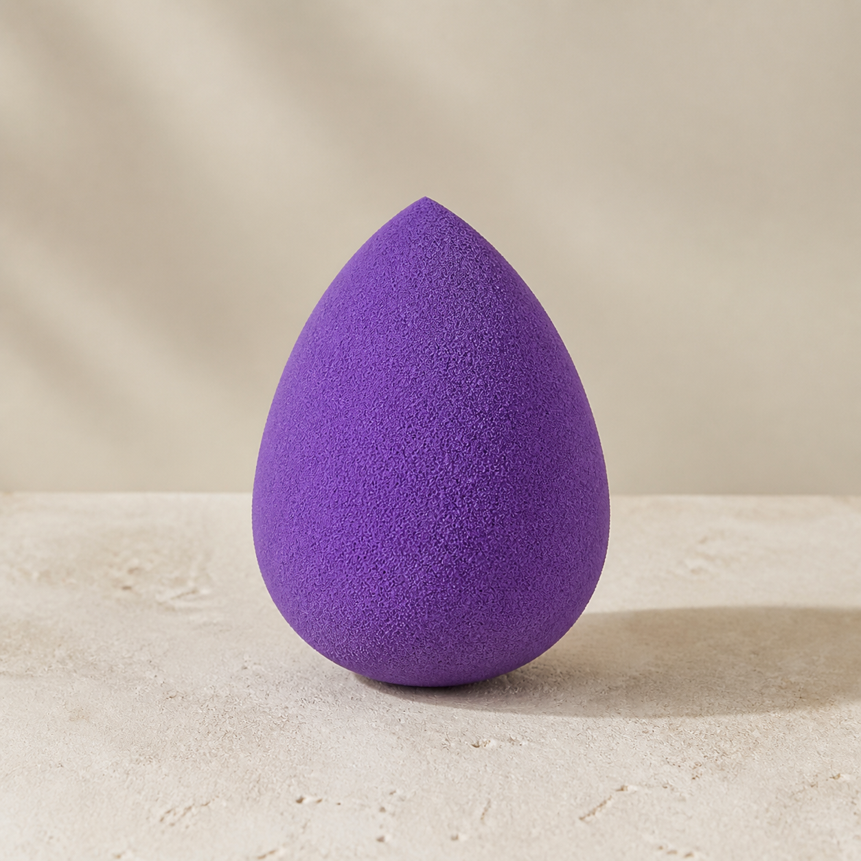 Éponge de maquillage violette — Purple makeup sponge