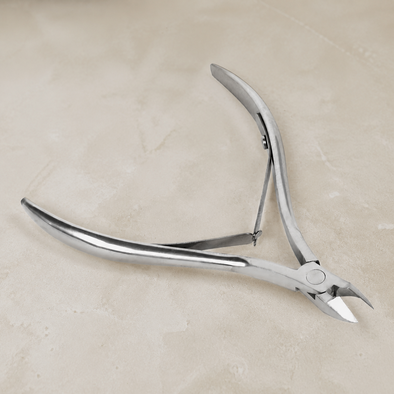 Pince à cuticules en acier inoxydable argenté — Silver stainless-steel cuticle nipper