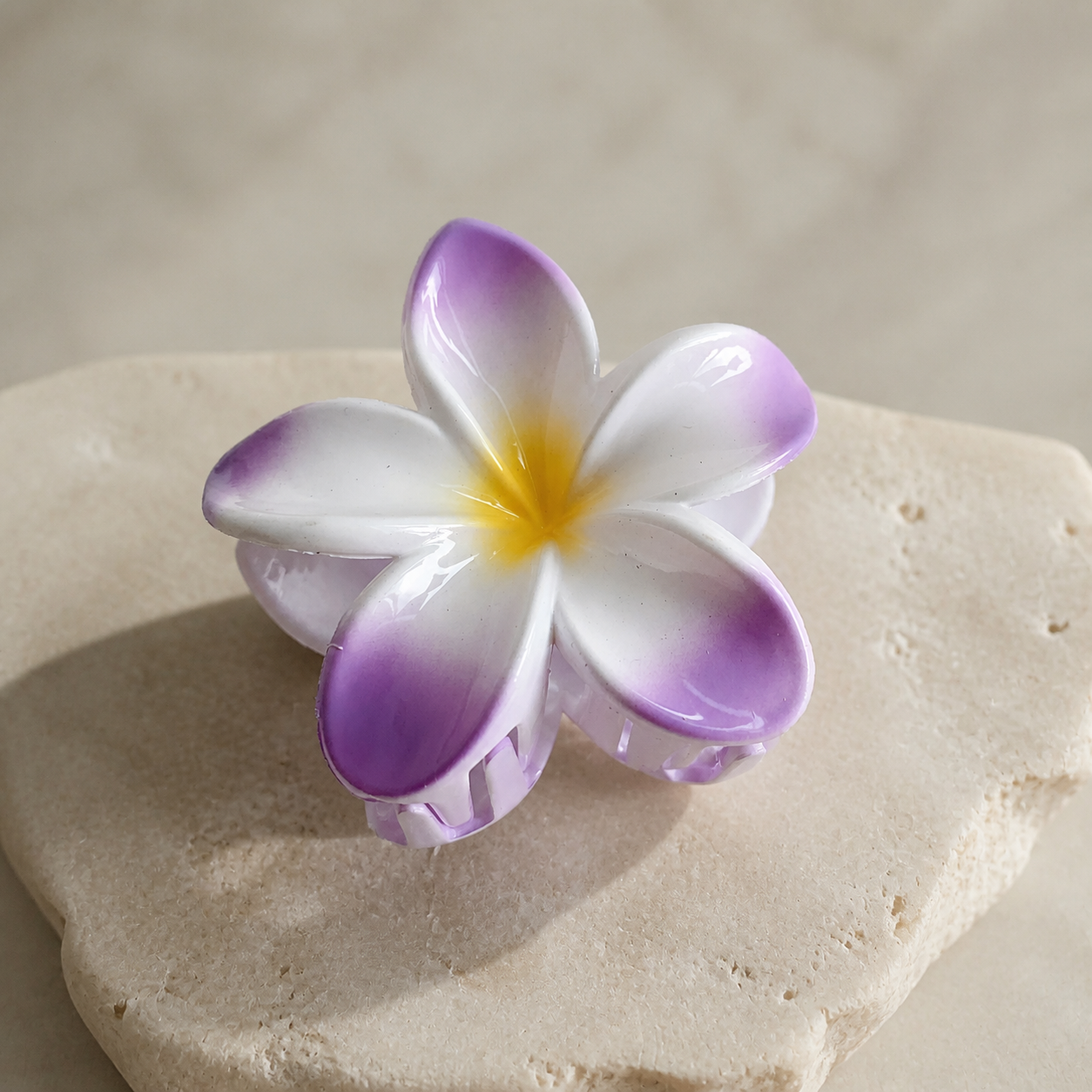 Pince fleur de frangipanier violette — Purple plumeria flower hair claw