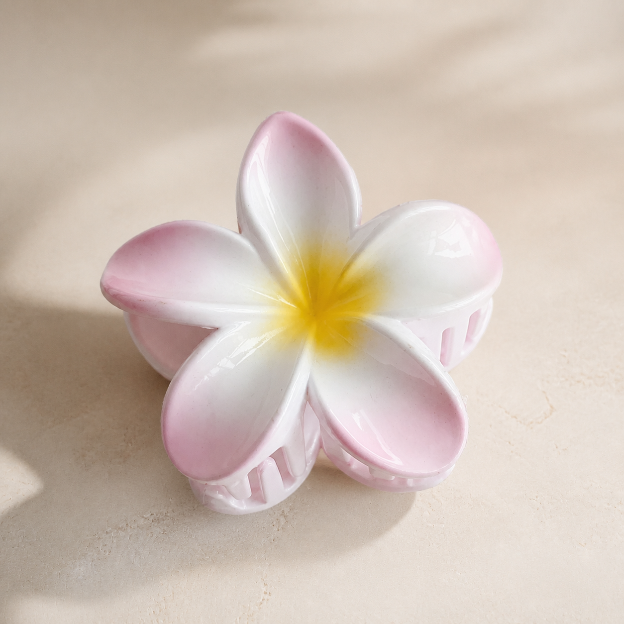Pince fleur de frangipanier rose — Pink plumeria flower hair claw