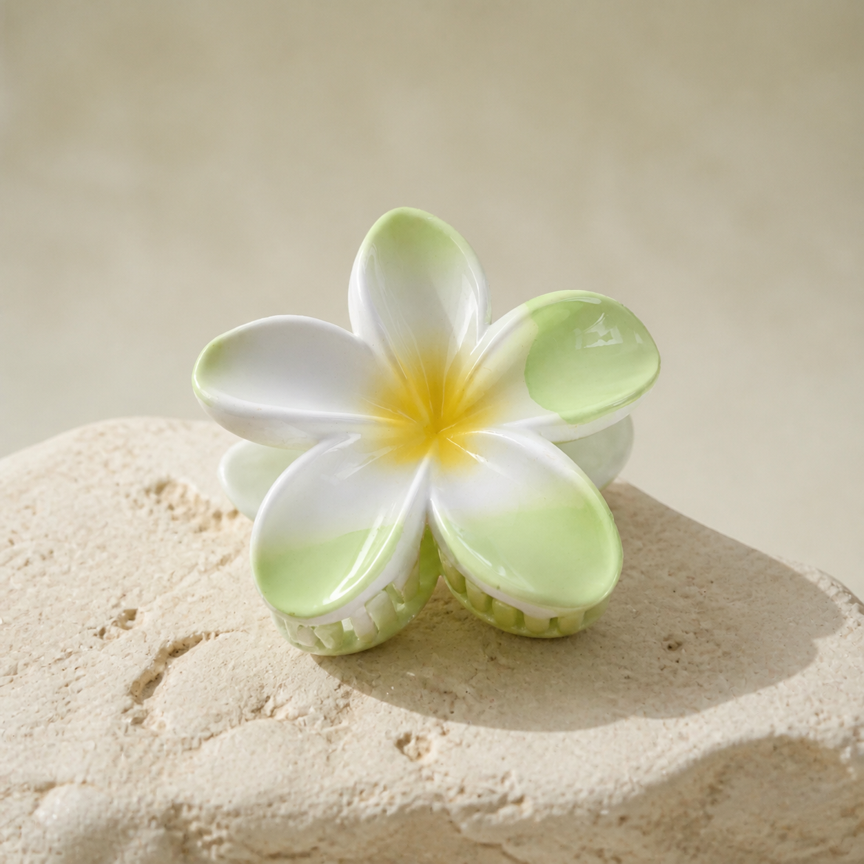 Pince fleur de frangipanier verte — Green plumeria flower hair claw