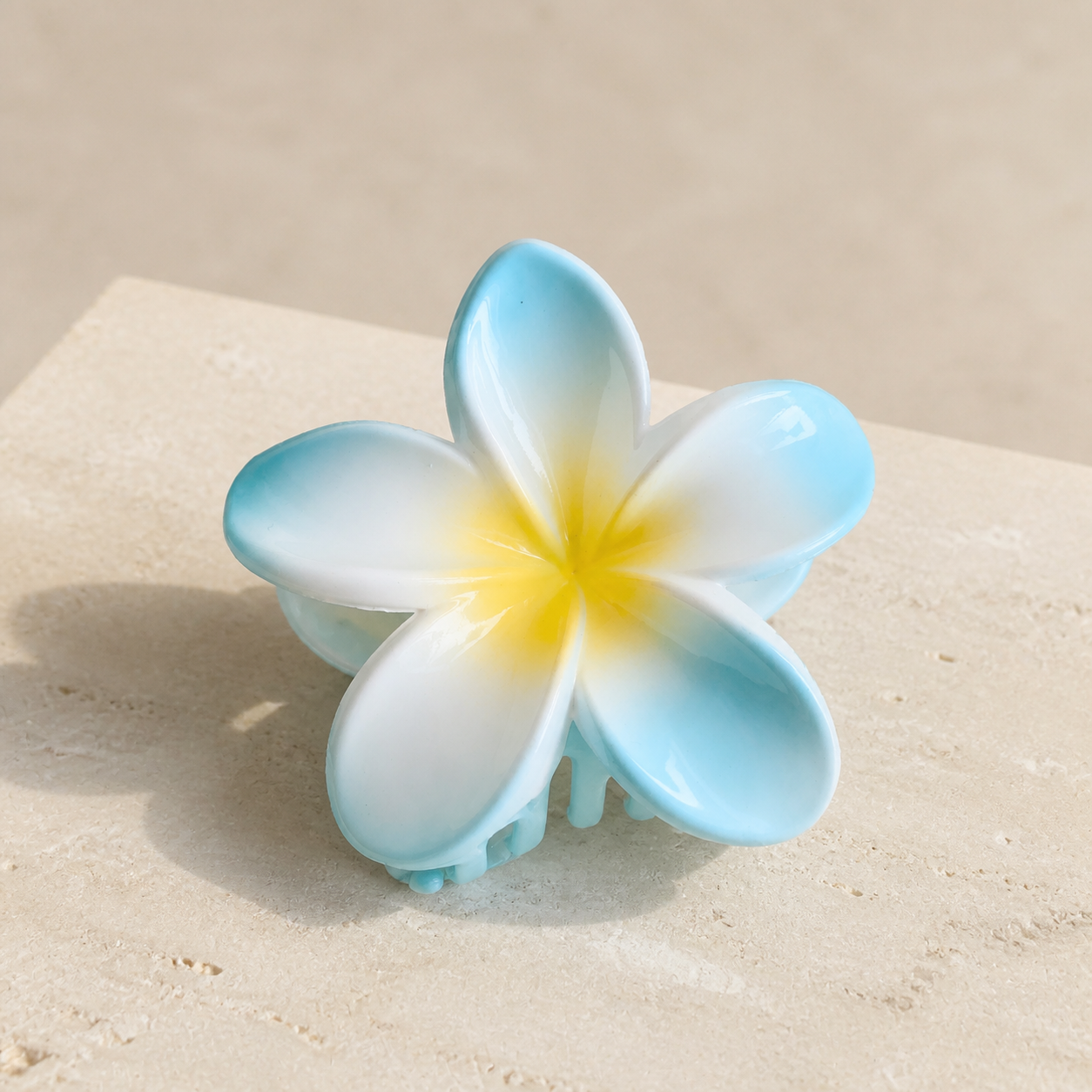 Pince fleur de frangipanier bleue — Blue plumeria flower hair claw