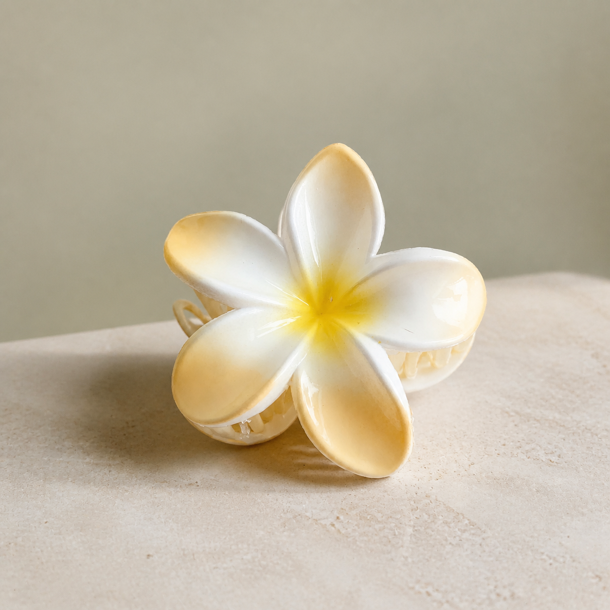 Pince fleur de frangipanier jaune crème — Cream-yellow plumeria flower hair claw
