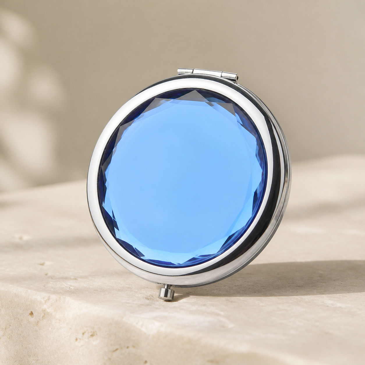 Miroir de poche à couvercle bleu saphir facetté — Pocket mirror with sapphire-blue faceted lid