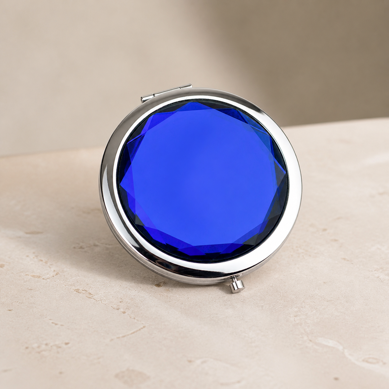 Miroir de poche à couvercle bleu foncé facetté — Pocket mirror with dark-blue faceted lid