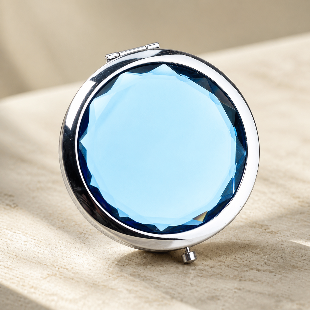 Miroir de poche à couvercle bleu clair facetté — Pocket mirror with light-blue faceted lid