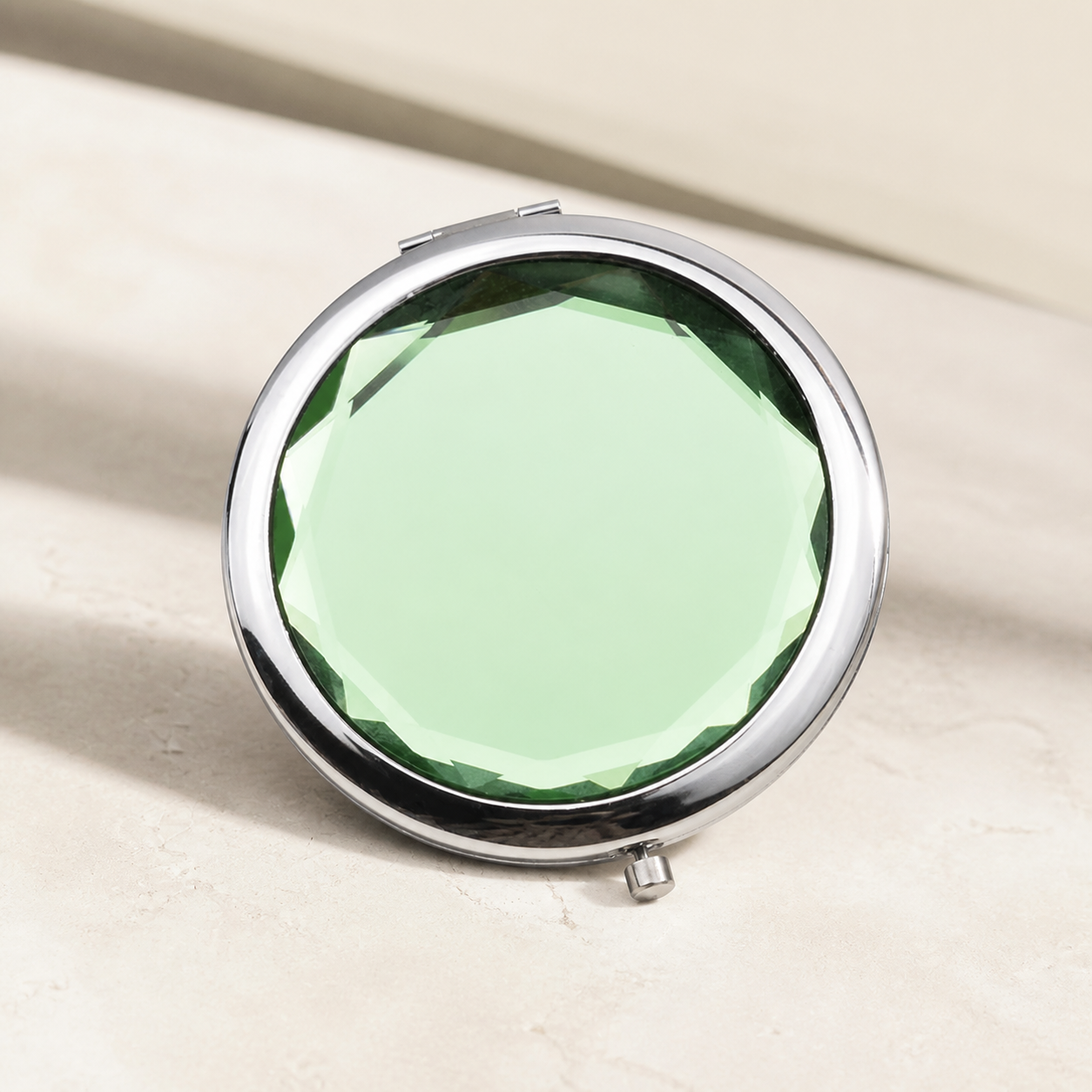 Miroir de poche à couvercle vert facetté — Pocket mirror with green faceted lid