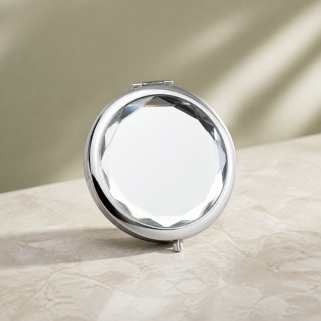 Miroir de poche à couvercle blanc facetté — Pocket mirror with white faceted lid