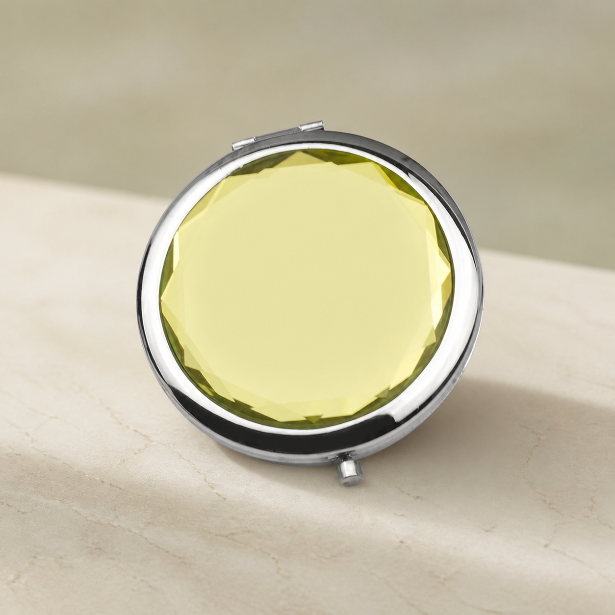 Miroir de poche à couvercle jaune facetté — Pocket mirror with yellow faceted lid