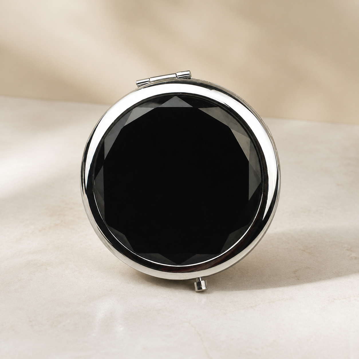 Miroir de poche à couvercle noir facetté — Pocket mirror with black faceted lid