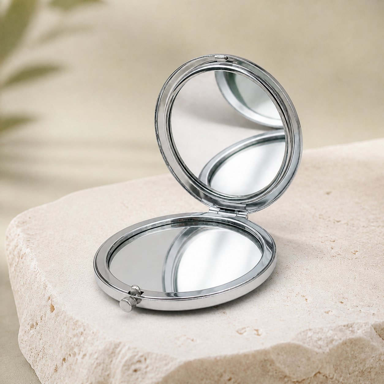 Miroir de poche ouvert avec deux surfaces intérieures — Open pocket mirror with two interior mirror faces