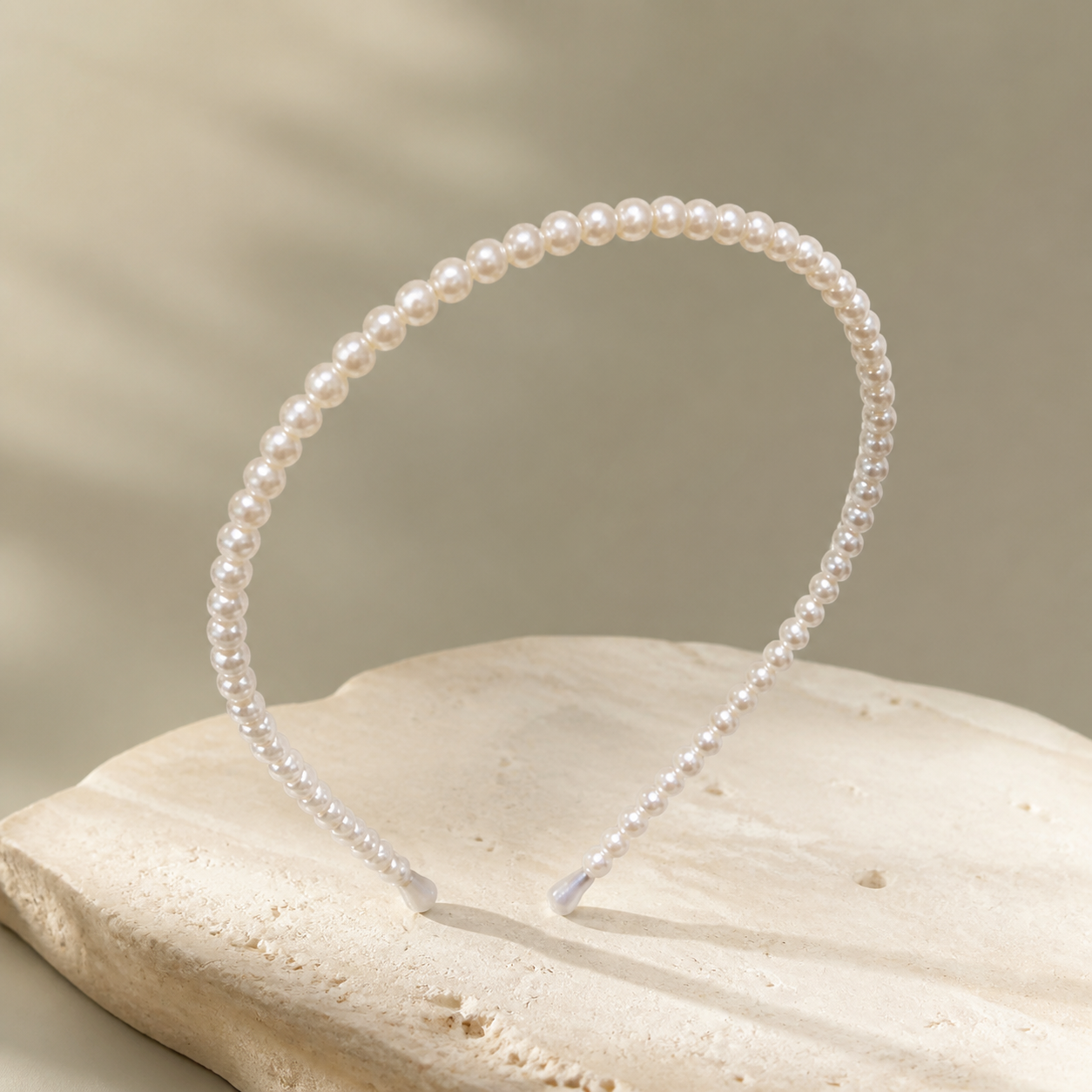Serre-tête fin à une rangée de perles blanches — Slim single-row white pearl headband
