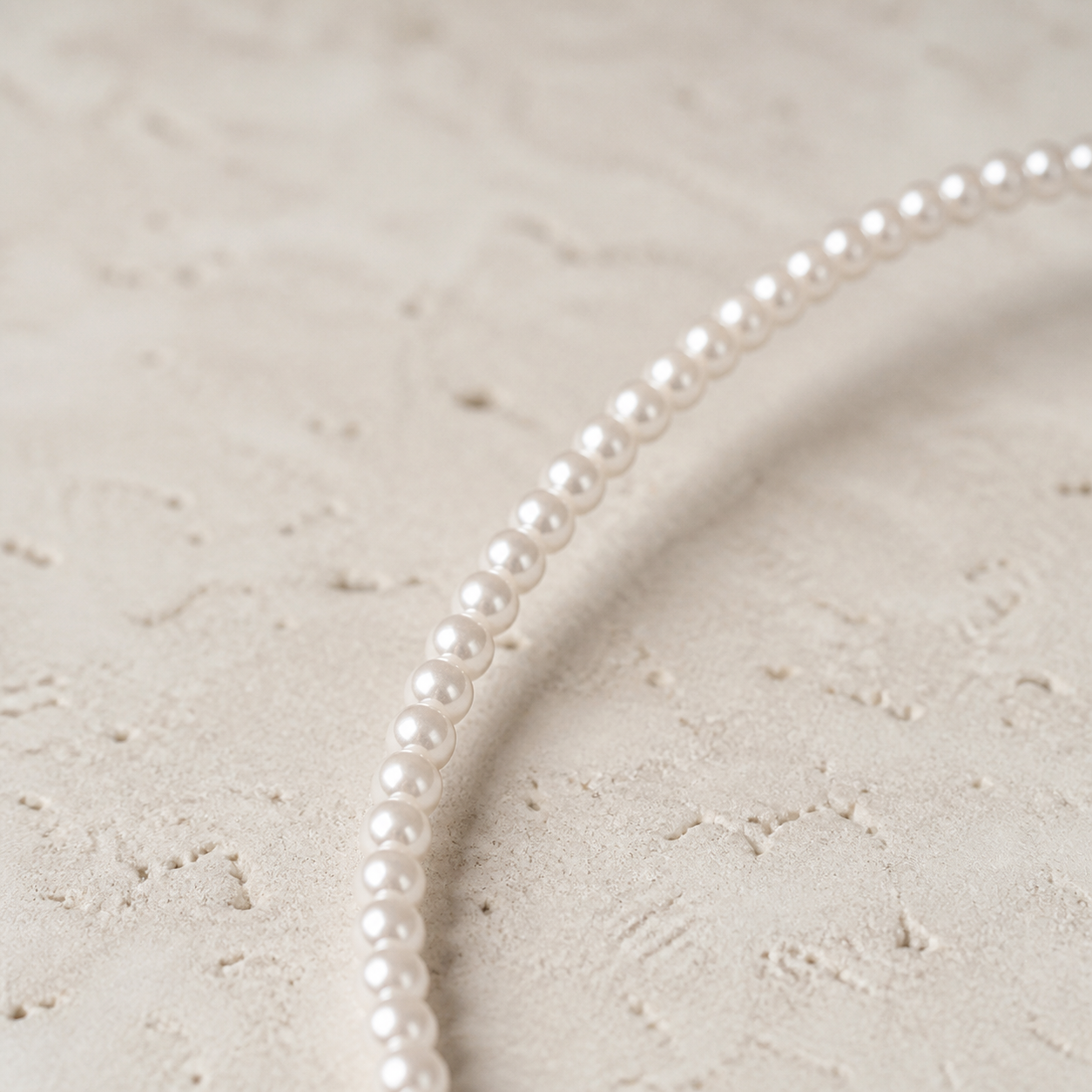Détail de la rangée de perles du serre-tête — Pearl row detail on slim headband