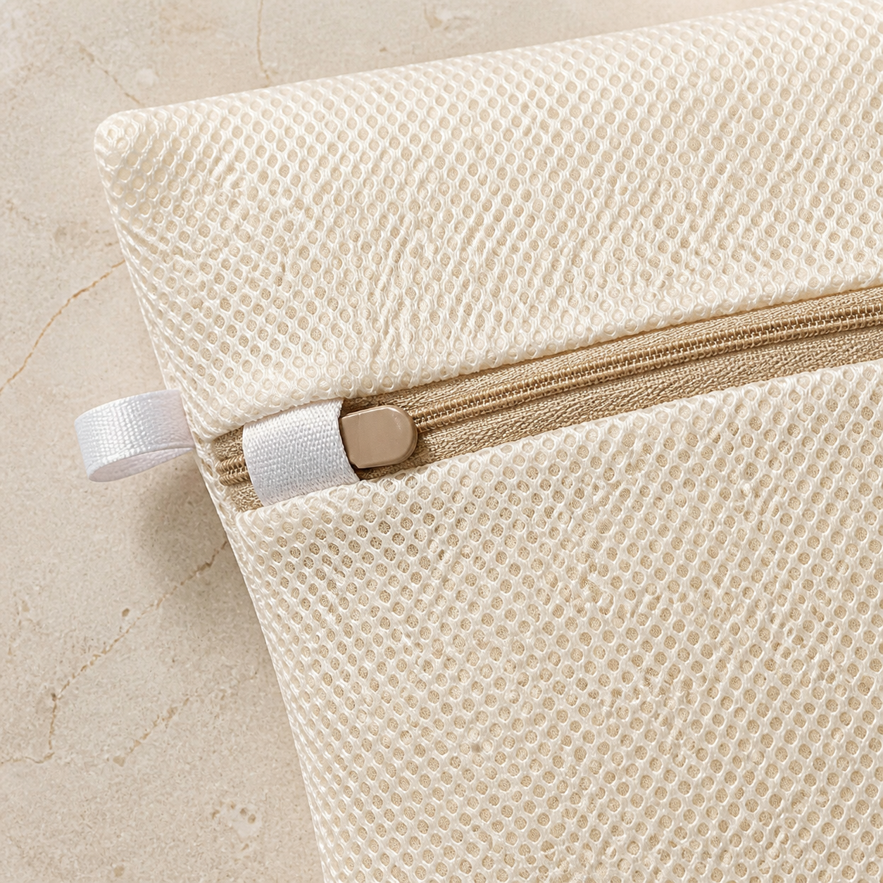 Détail de la fermeture et de la maille du filet de lavage — Laundry bag zip and mesh detail