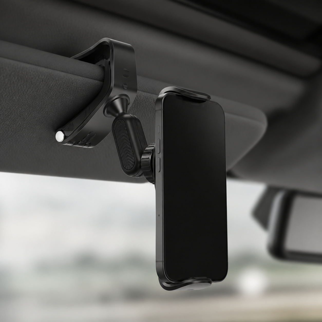 Support téléphone installé sur un pare-soleil de voiture — Phone holder installed on a car sun visor