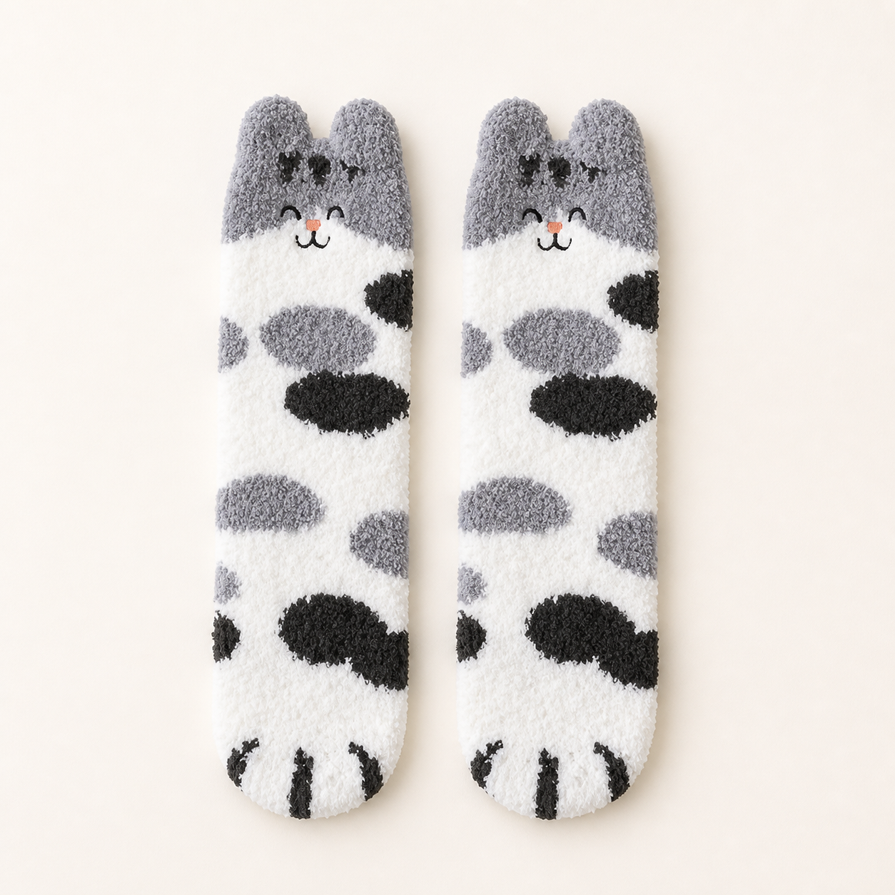Chaussettes duveteuses motif patte de chat – taille unique - Chat tacheté gris — Plush Cat-Paw Socks – One Size - Grey spotted cat