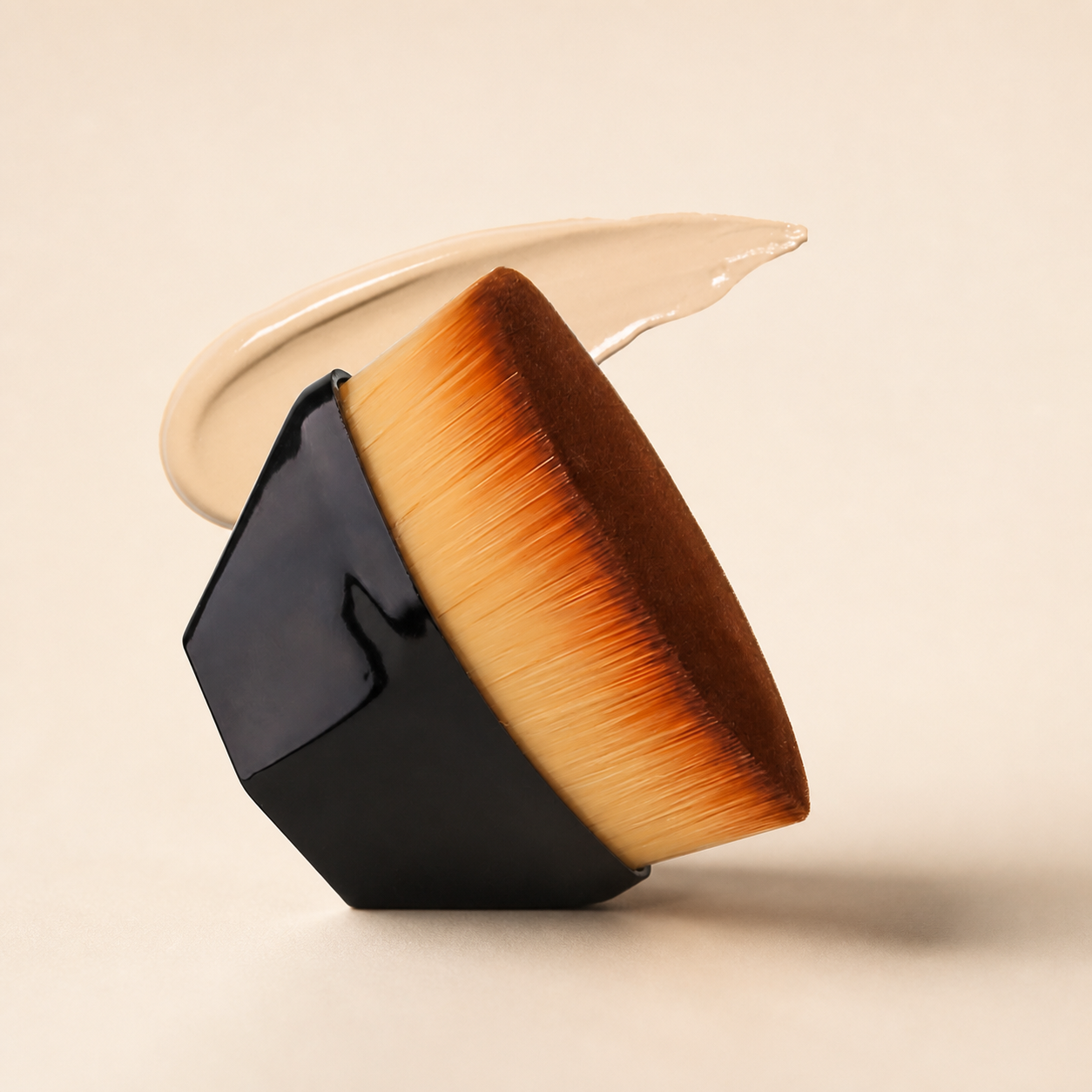 Pinceau fond de teint compact noir — Black compact foundation brush