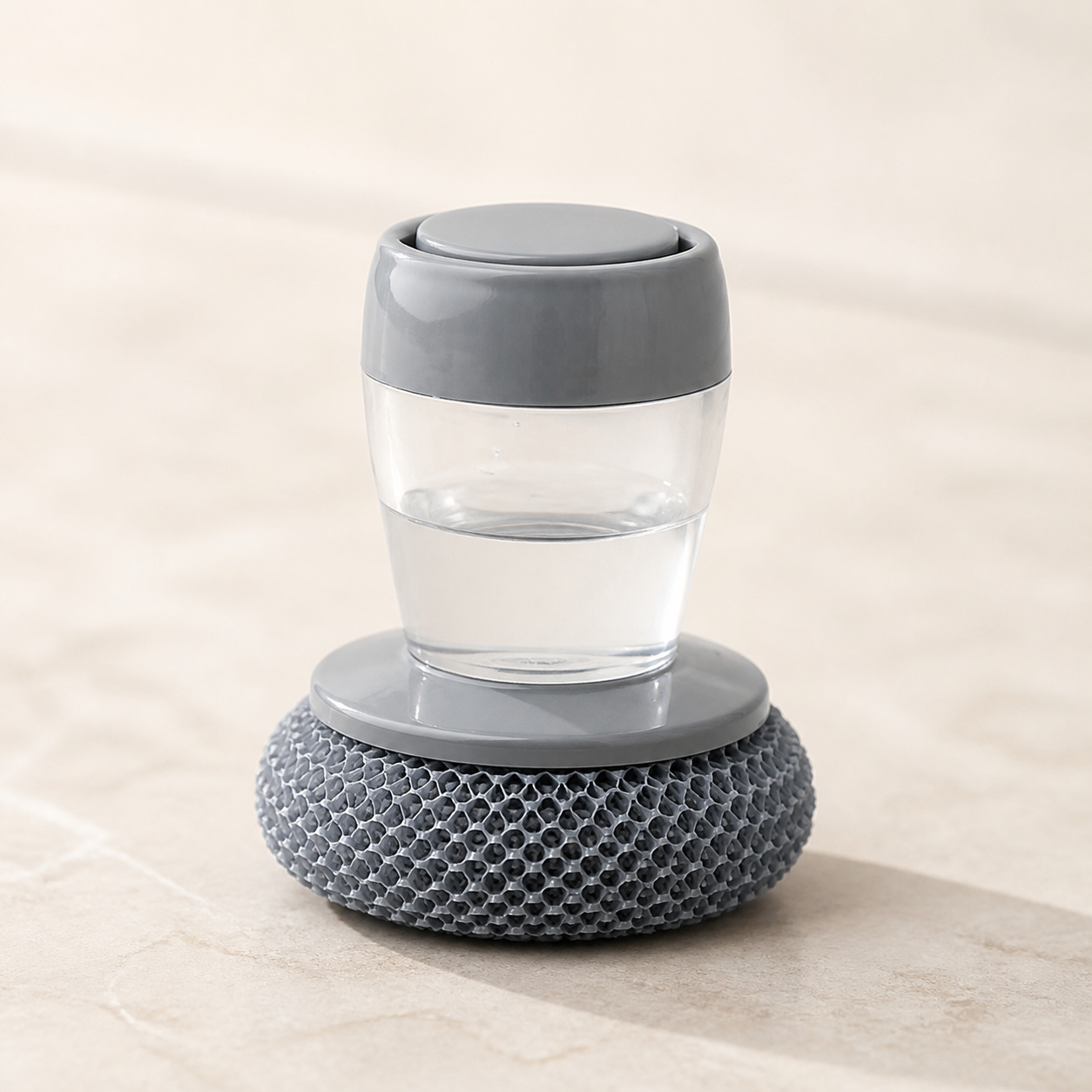 Brosse-distributeur avec surface souple — Soap dispenser with soft scrubber