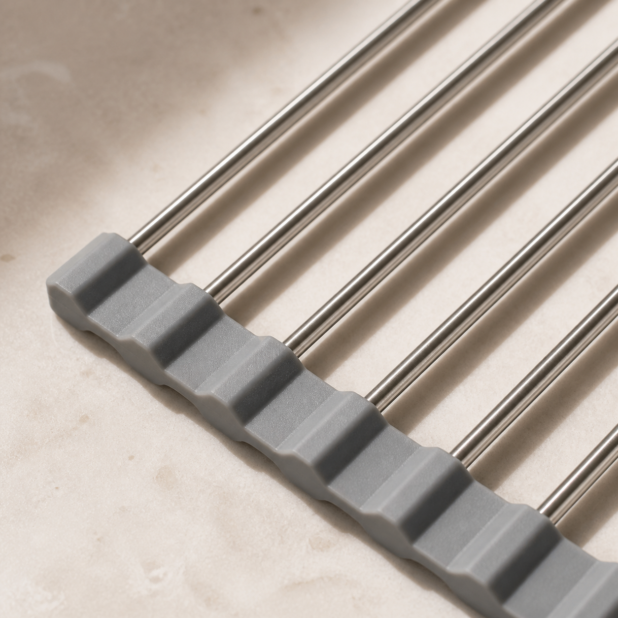 Détail de l’égouttoir gris à 12 tiges — Grey 12-rod sink rack detail