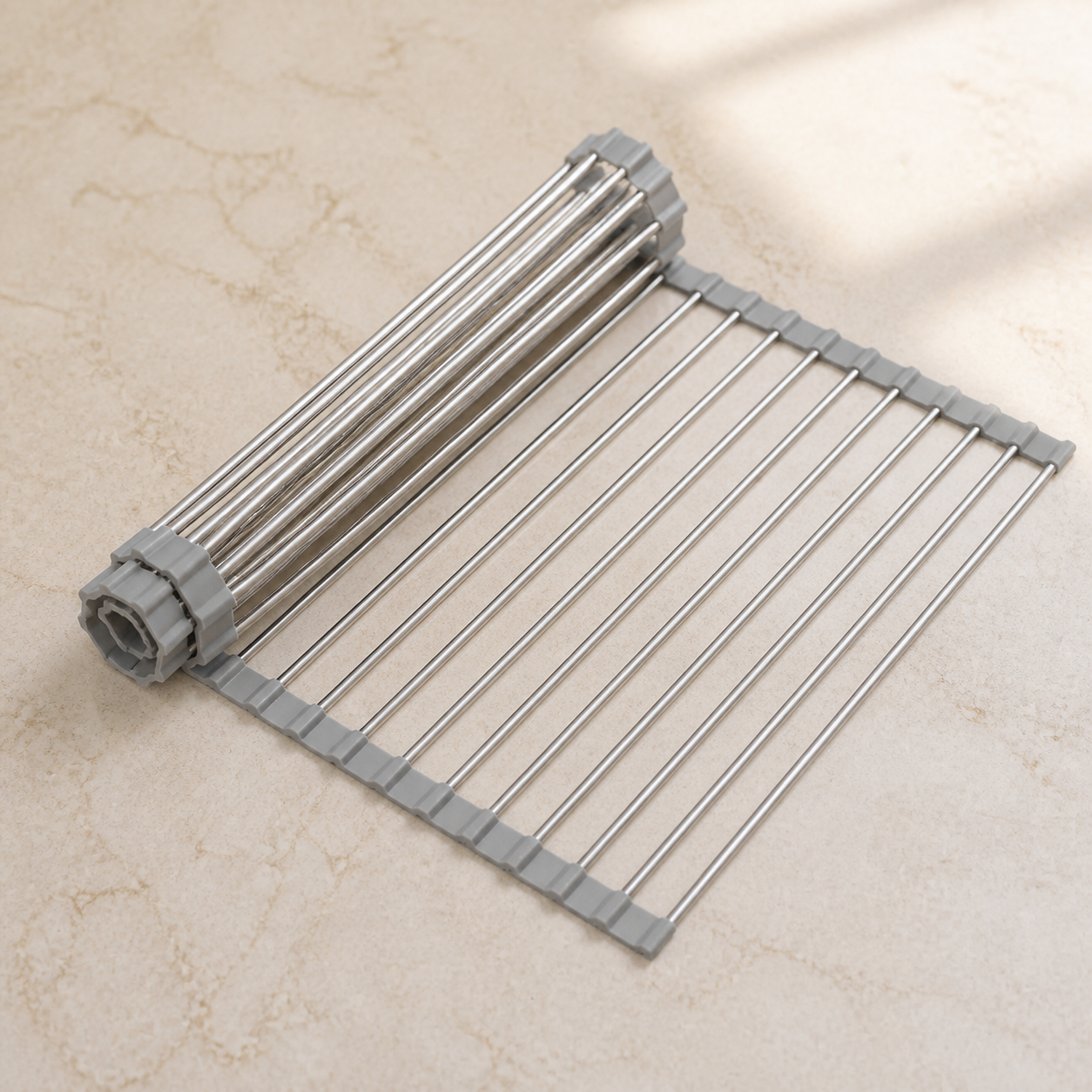 Égouttoir gris enroulé pour le rangement — Grey sink rack rolled for storage