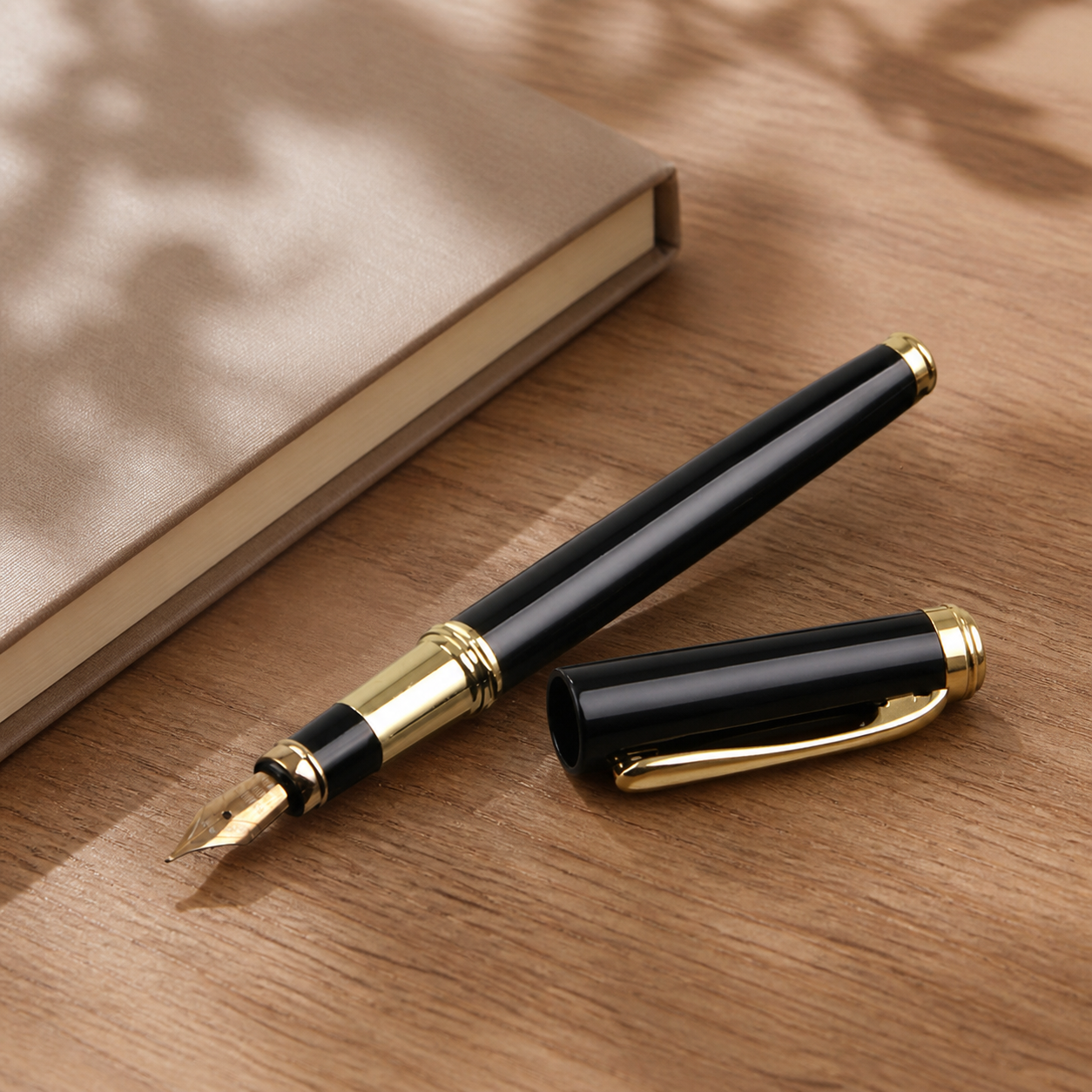 Stylo plume laqué noir à finitions dorées — Black lacquered fountain pen