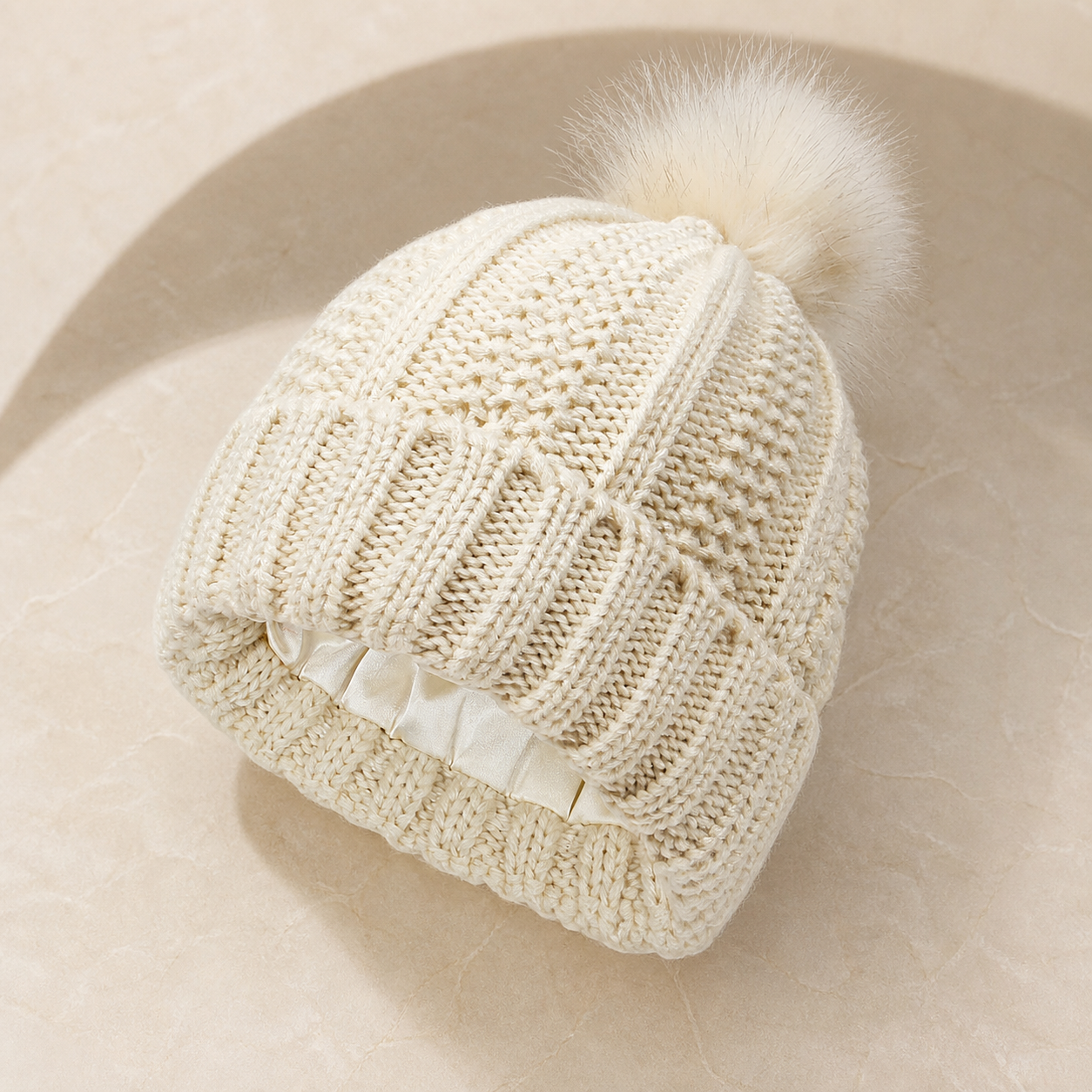 Bonnet côtelé doublé beige à pompon — Beige lined rib-knit pom-pom beanie