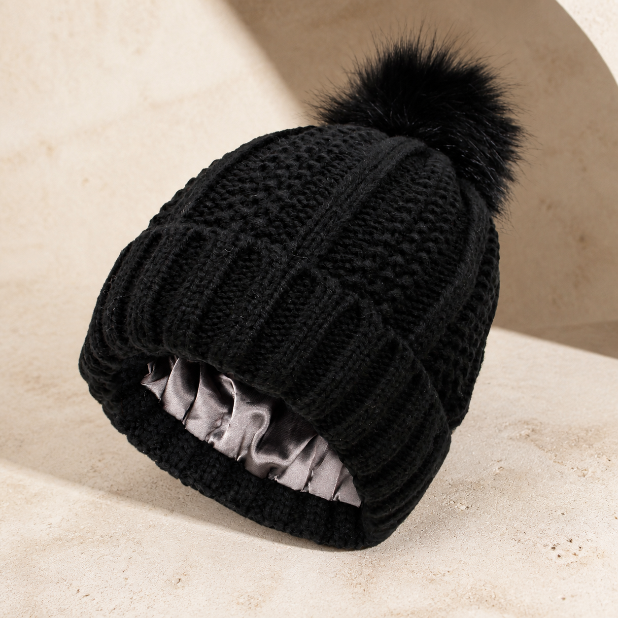Bonnet côtelé doublé noir à pompon — Black lined rib-knit pom-pom beanie
