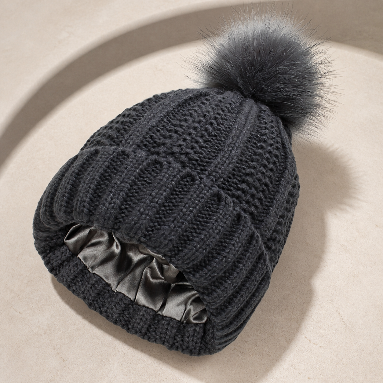 Bonnet côtelé doublé gris foncé à pompon — Dark-grey lined rib-knit pom-pom beanie