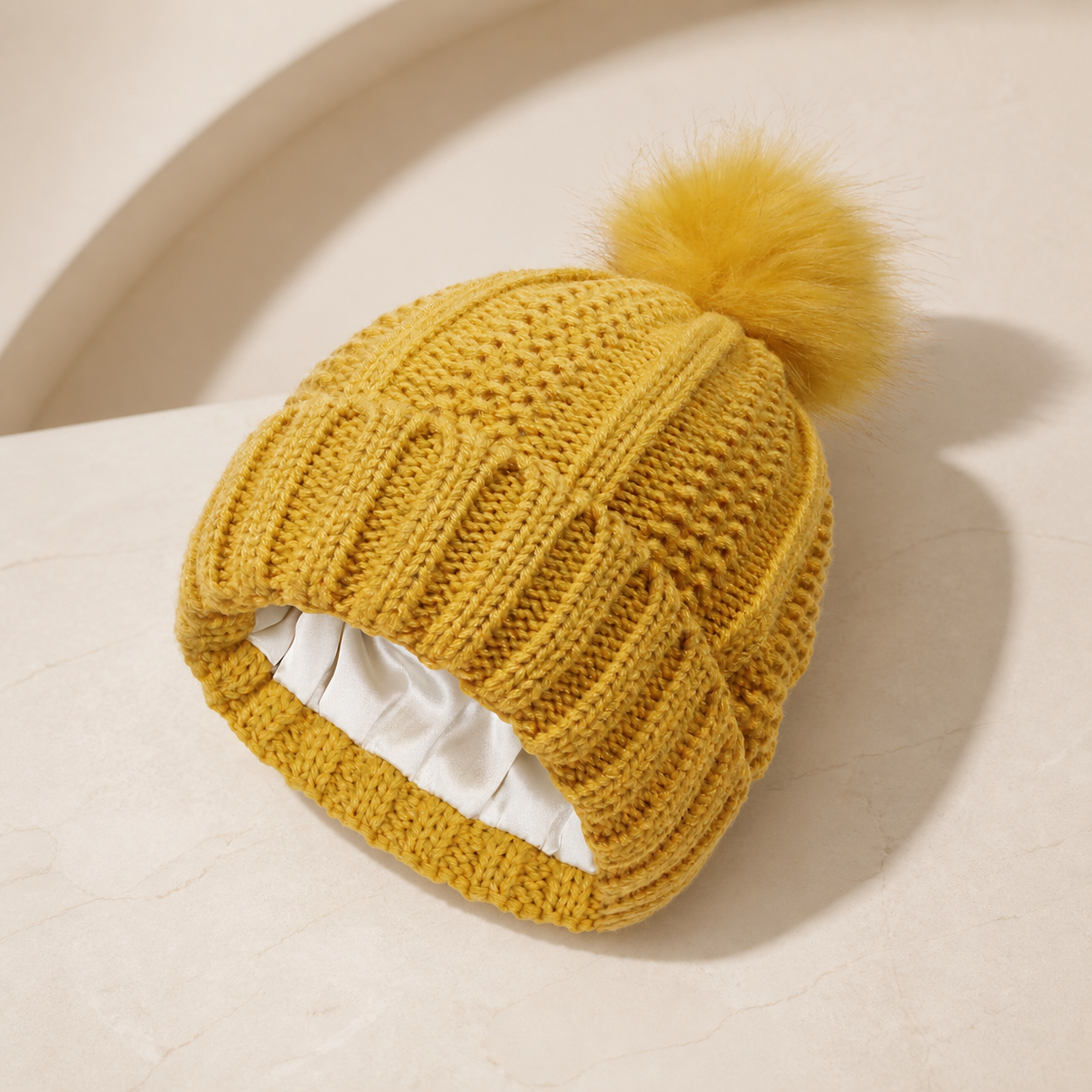 Bonnet côtelé doublé jaune à pompon — Yellow lined rib-knit pom-pom beanie