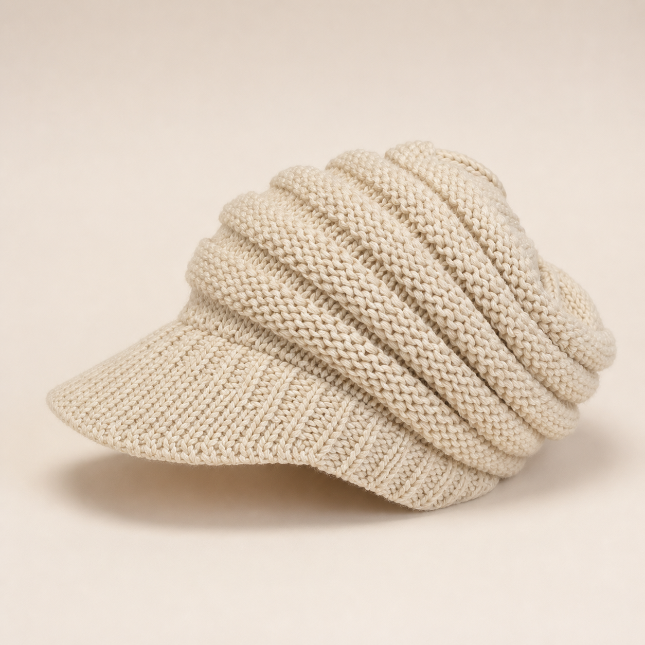Bonnet à visière beige — Beige visor beanie
