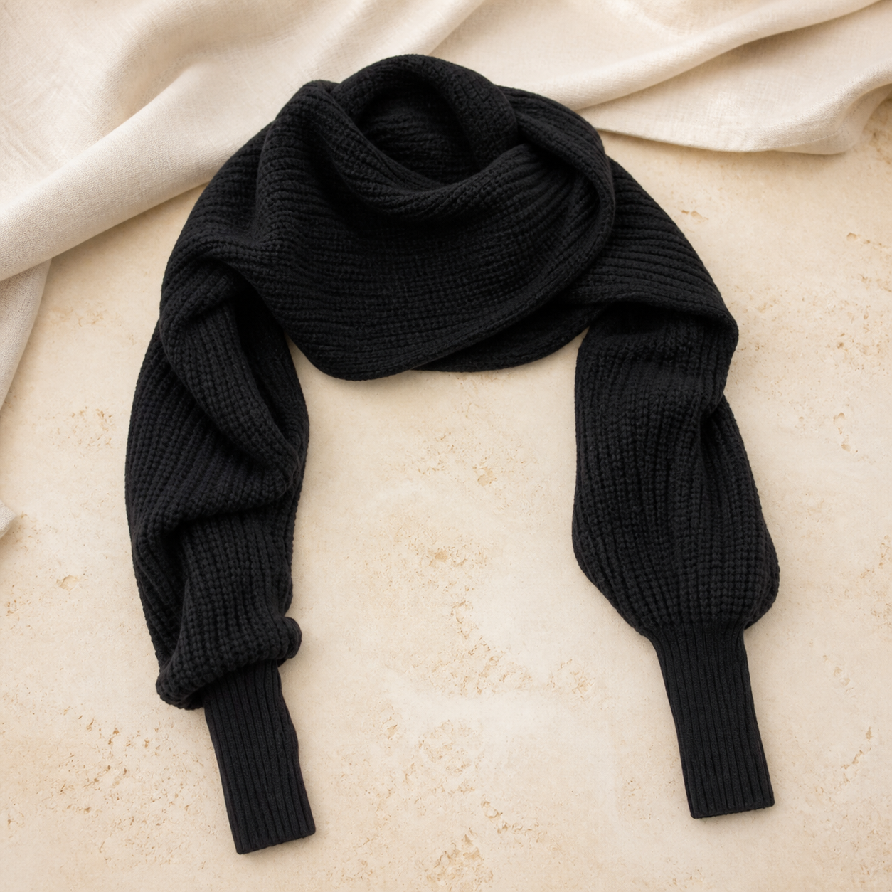 Écharpe-châle tricotée noire à extrémités façon manches — Black knitted wrap scarf with sleeve-style ends