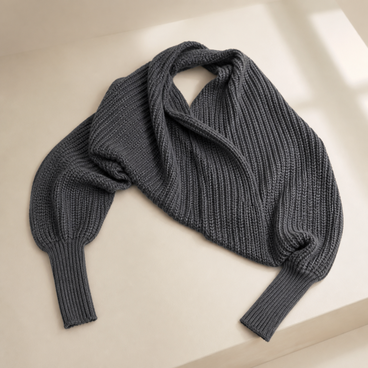 Écharpe-châle tricotée gris foncé à extrémités façon manches — Dark-grey knitted wrap scarf with sleeve-style ends