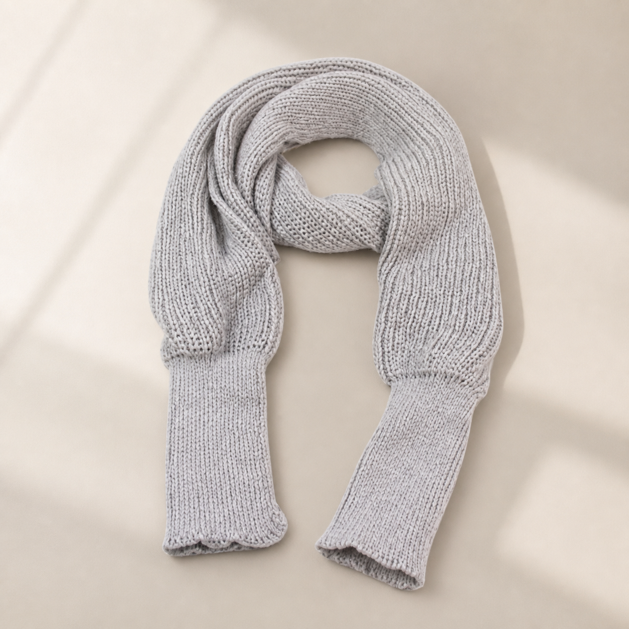 Écharpe-châle tricotée grise à extrémités façon manches — Grey knitted wrap scarf with sleeve-style ends
